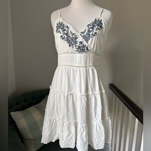 White embroidered floral dress with adjustable straps
Size M